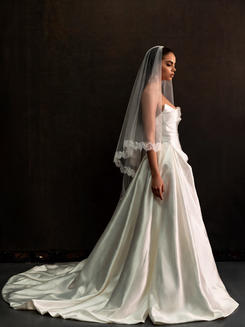 Elbow length veil